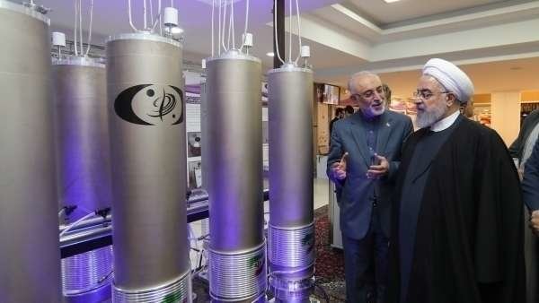 El ex presidente iraní, Hasán Rohaní, durante una visita a la organización de tecnología nuclear Ali Akbar Salehila en Teherán.