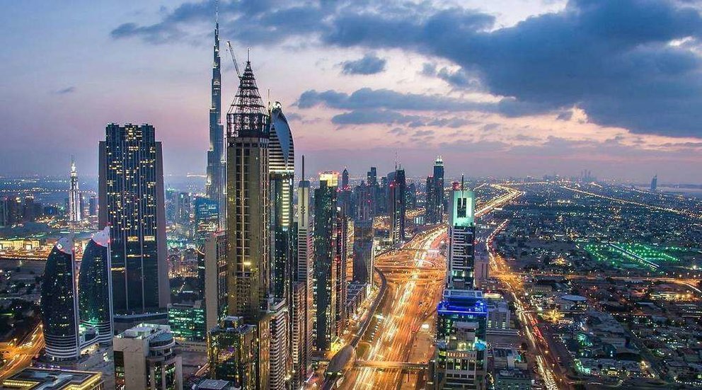 Perspectiva de la Sheikh Zayed Road, principal arteria vial de Dubai. (@DXBMediaOffice)