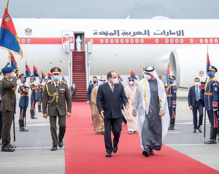 El jeque Mohamed bin Zayed, príncipe heredero de Abu Dhabi y subcomandante supremo de las Fuerzas Armadas, fue recibido por el presidente egipcio Abdel Fattah Al-Sisi en el aeropuerto. (Twitter)