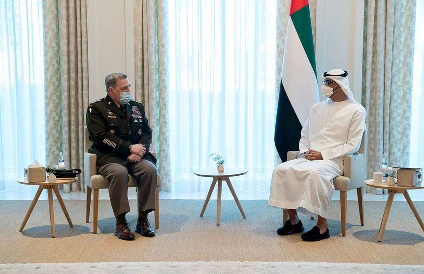 Reunión en el Palacio de Al Shati entre el príncipe heredero de Abu Dhabi y el presidente del Estado Mayor Conjunto de EEUU. (WAM)