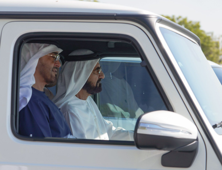 Los líderes de EAU durante un paseo por el lago Al Marmoon de Dubai. (Twitter)