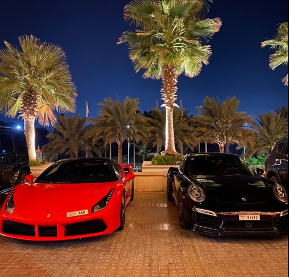 coches de lujo aparcados en Emiratos Árabes. (EL CORREO)