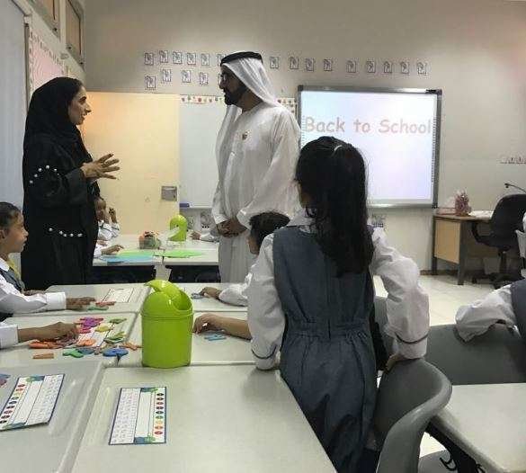 El jeque Mohammed habla con una profesora el primer día de clases en Dubai. (Dubai Media Office)