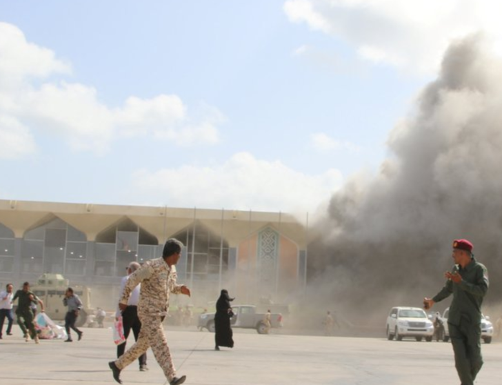 Una imagen del Aeropuerto Internacional de Adén tras el ataque. (Twitter)