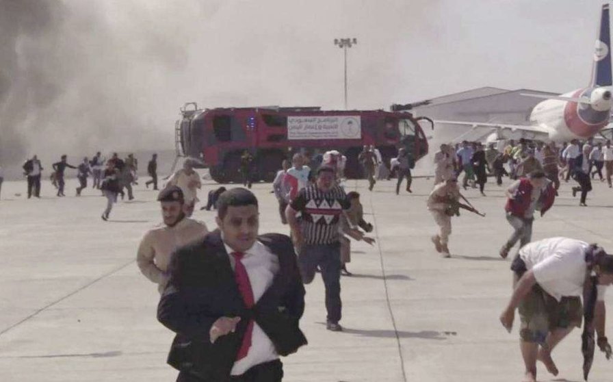 Decenas de personas huyen de la zona donde se localizó el atentado en el aeropuerto de Adén. (Twitter)