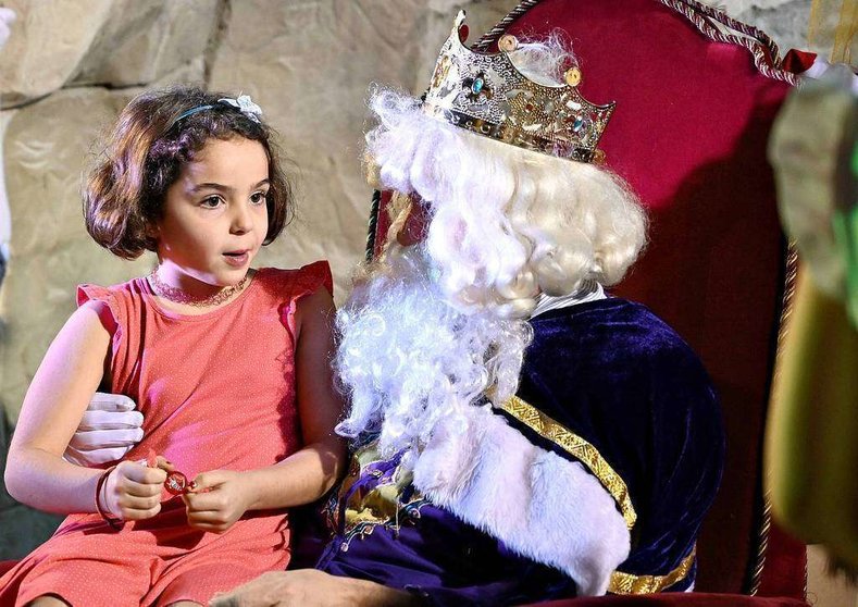 La emoción y el agradecimiento estuvieron en los rostros de los niños durante su encuentro con los Reyes Magos en Dubai. (EL CORREO)
