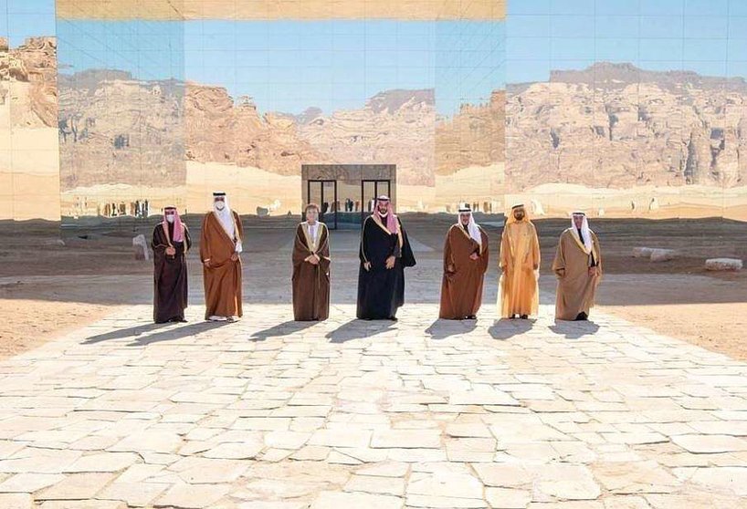 De izquierda a derecha, emir de Kuwait, emir Qatar, viceprimer ministro de Omán, príncipe heredero de Arabia, príncipe de Bahrein, vicepresidente de Emiratos Árabes y secretario general del CCG. (@DXBMediaOffice)
