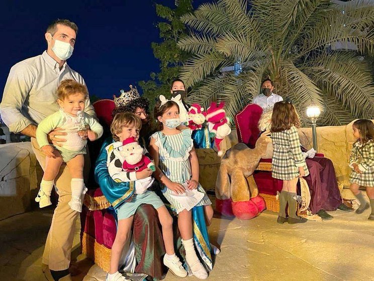 Una familia posa junto a Gaspar en la terraza del Seville's en Dubai durante la cabalgata 2021. (C. Pérez / EL CORREO)