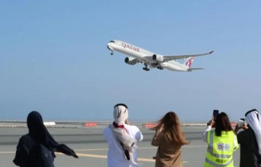 Un avión de Qatar Airways despega de Doha hacia Arabia Saudita, el 11 de enero de 2021. (AFP)