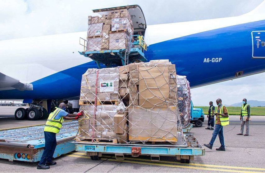 Momento de la carga en el avión de la ayuda humanitaria. (WAM)