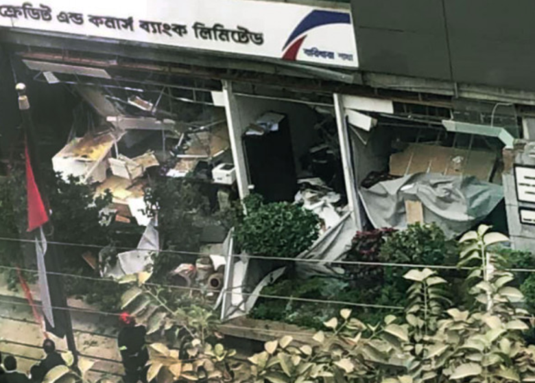 Una imagen de la sección Consular emiratí en Dhaka tras la explosión. (Twitter)
