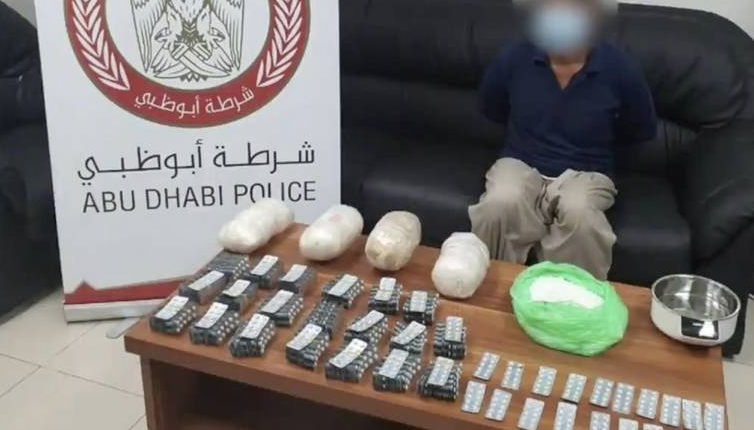 La Policía de Abu Dhabi difundió en las redes sociales esta imagen de drogas confiscadas.