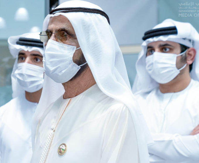 El jeque Mohammed bin Rashid durante su recorrido por el Departamento de Seguridad del Estado. (Dubai Media Office)