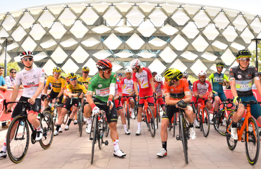 Equipos ciclistas participantes en una edición del Tour de Emiratos. (Twitter)