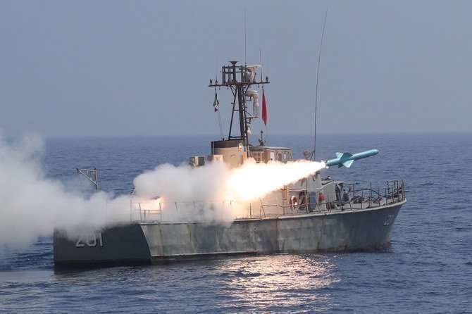 Un misil antibuque de largo alcance "Noor" iraní es disparado desde un buque de guerra durante un ejercicio militar en el Golfo de Omán. (AFP)