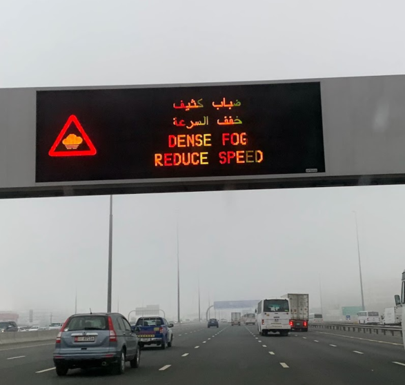 Aviso de niebla en una carretera de Dubai. (EL CORREO)