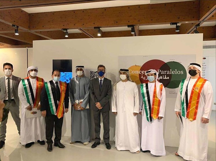El embajador de España, en Al Ain junto a responsables de Al Qattara Arts Centre y de la Casa del Profesor durante la inauguración de la exposición 'Conceptos Paralelos en España y Emiratos Árabes'. (Embajada de España) 