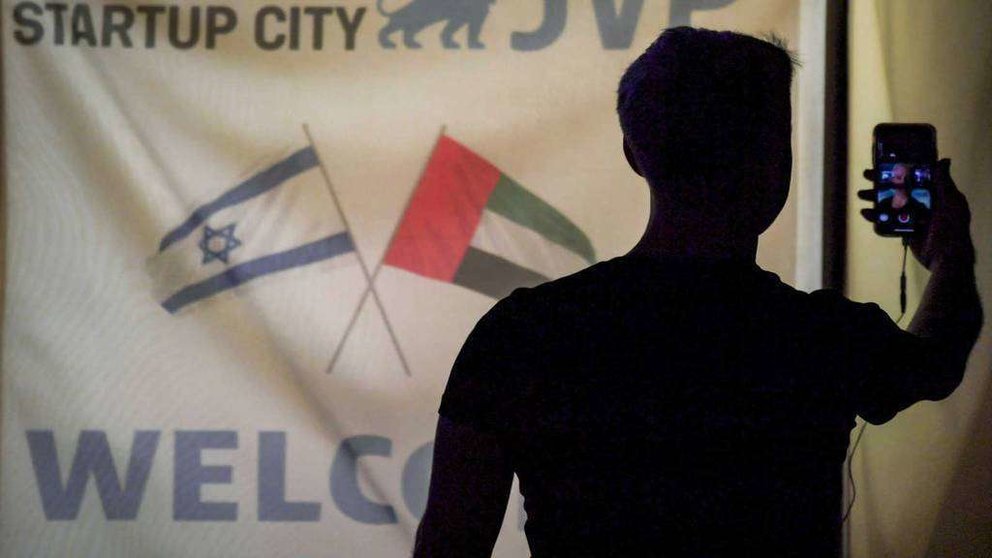 Un miembro de una delegación tecnológica israelí en Dubai en octubre de 2020. (AFP)