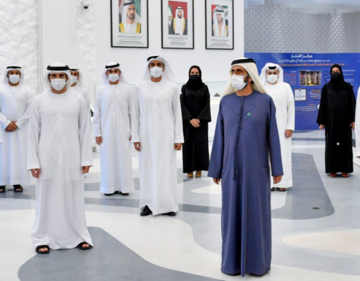 El gobernante y el príncipe heredero de Dubai durante un acto en la era del coronavirus. (Dubai Media Office)