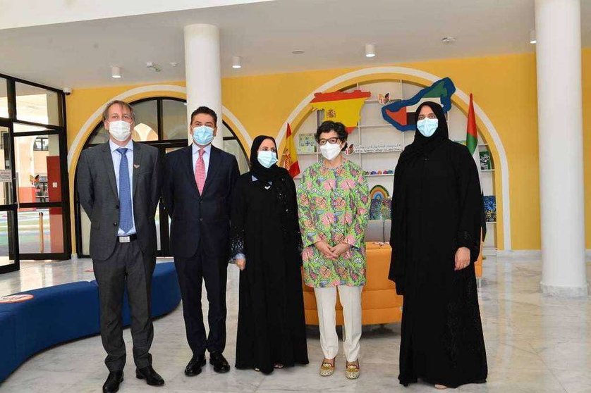 La ministra de Exteriores con el director y los miembros del consejo de administración de The Spanish School of Abu Dhabi. (Manaf K. Abbas)