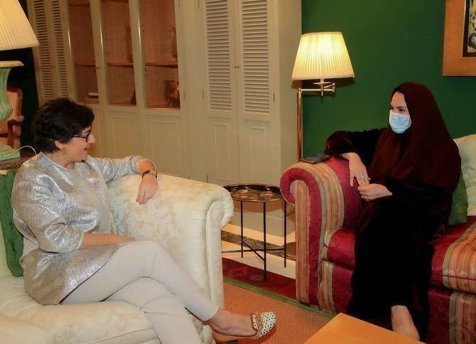 La ministra de Relaciones Exteriores de España, Arancha González Laya, habló con la redactora jefe de Arab News, Noor Nugali, durante una visita a Arabia Saudita.