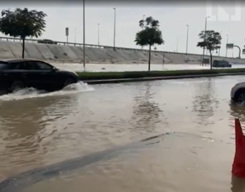 Una captura del vídeo de la carretera inundada. (Fuente externa)