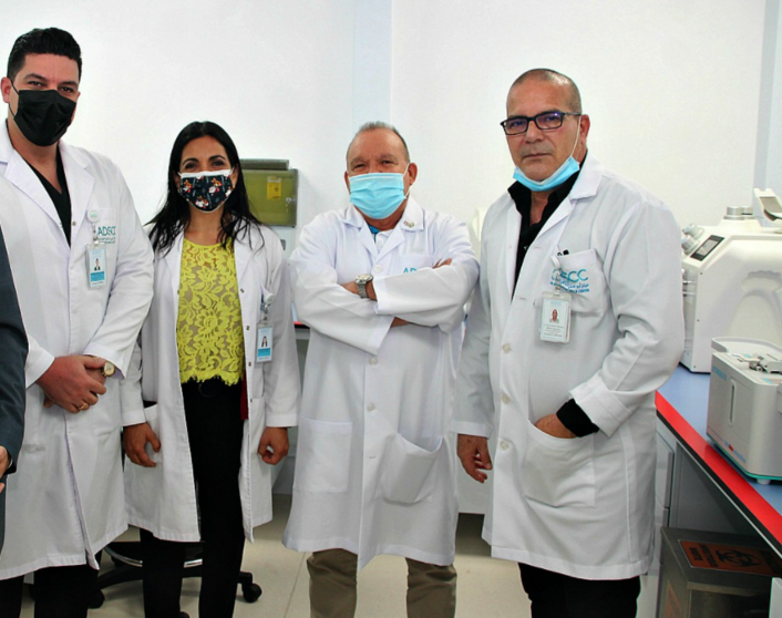 De izquierda a derecha, los doctores Yandy Castillo, Gina Torres, René Antonio Rivero y Antonio Bencomo, en el laboratorio del Centro de Células Madre de Abu Dhabi. (EL CORREO)