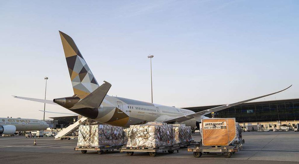 Operación de carga de un avión de Etihad. (Etihad Cargo)