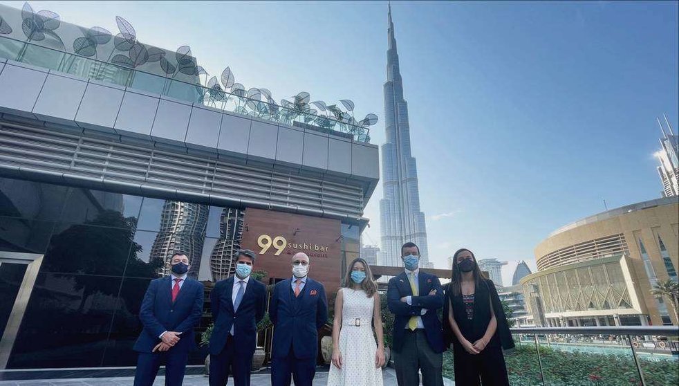 De izquierda a derecha, Erik Rovina, Andrés Salinero, Ramón Merino, Xiana Méndez, Guillermo Cobelo y Miriam Llano, ante el Burj Khalifa en Dubai. (EL CORREO)