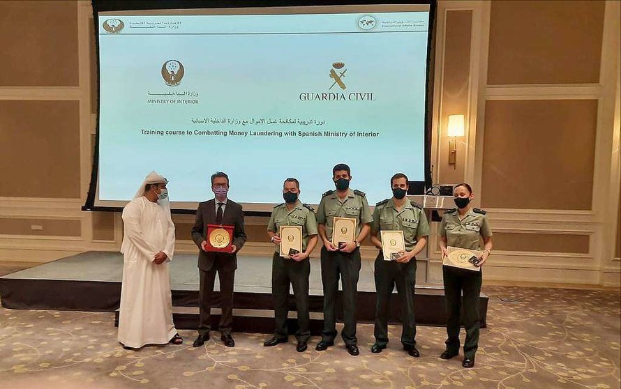 Guardias civiles y embajador de España reciben el reconocimiento de Emiratos Árabes Unidos. (Cedida)