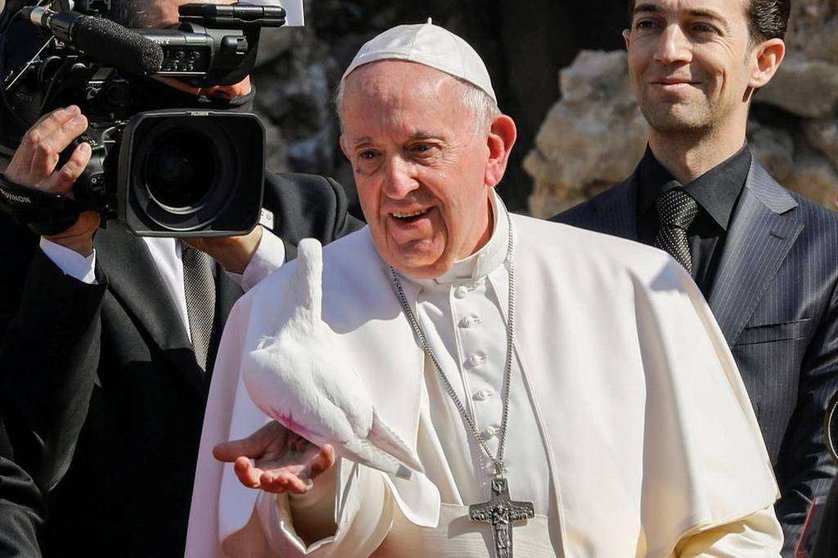 El Papa Francisco suelta una paloma en la ciudad vieja de Mosul. (Reuters)
