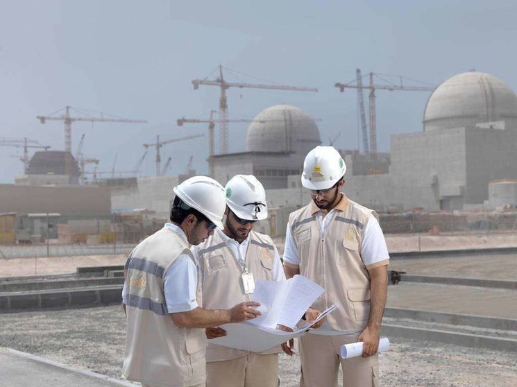 A modo ilustrativo, trabajadores en la central nuclear de EAU. (WAM)