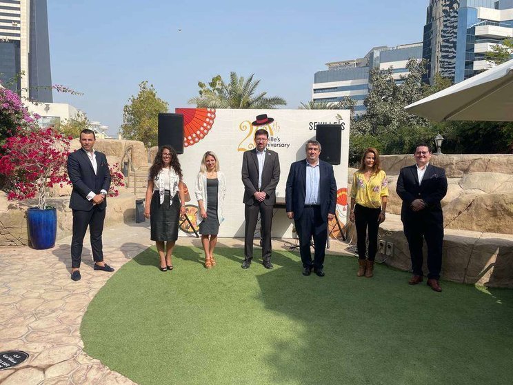Los representante de  nuevas empresas que se han unido al SBC junto a los miembros del Comité Ejecutivo de la entidad, durante el acto en la terraza del Seville's en Dubai. (EL CORREO)