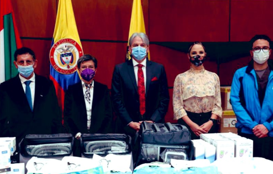 El embajador de Emiratos en Colombia, Salem R Aloswais, primero por la izquierda entregó la donación de su país. (Twitter)