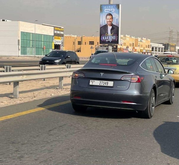Un coche modelo Tesla en las calles de Dubai. (EL CORREO)