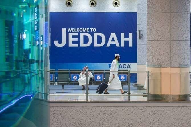  Un viajero con una máscara debido a la pandemia del coronavirus en una aeropuerto saudí (Al Arabiya)