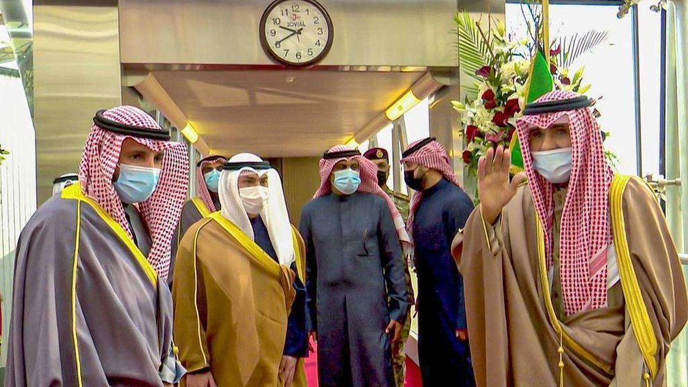 El emir de Kuwait, primero por la derecha, parte hacia Estados Unidos para someterse a pruebas médicas periódicas. (KUNA) 