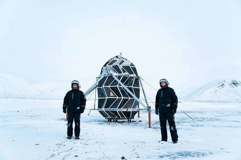 Los expertos daneses Sebastian Aristotelis y Karl-Johan Sorensen junto al hábitat en Groenlandia. (Lunark)