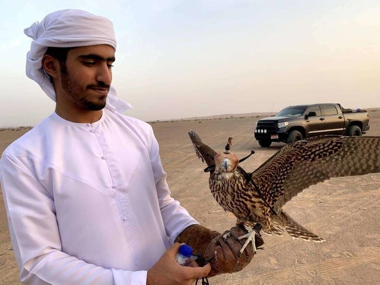 Un joven emiratí con su halcón. (EL CORREO)
