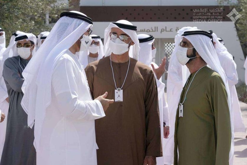 El jeque Mohammed bin Rashid, el jeque Mohamed bin Zayed y Mohammed Al Gergawi hablan en febrero de 2021. (Dubai Media Office)
