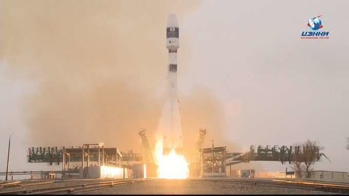 Despegue del cohete Soyuz 2.1a, que transporta el satélite DMSat-1 de Dubai. (@roscosmos)