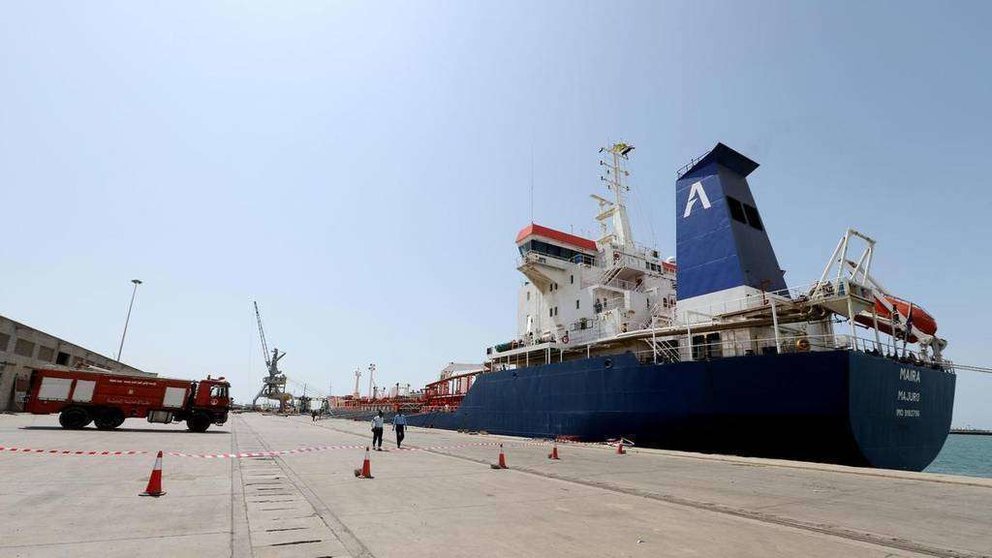 Un petrolero atraca en el puerto de Hodeidah. (Reuters)