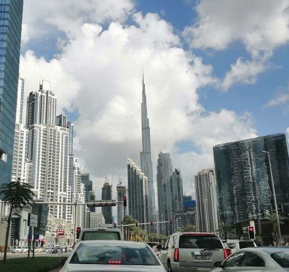 La E-11 a su paso por el centro de Dubai. (EL CORREO)