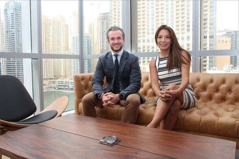 Claudia Hermosa, junto a William Burrows, director general de AHR Private Wealth, en la sede de la compañía en Dubai. (EL CORREO)
