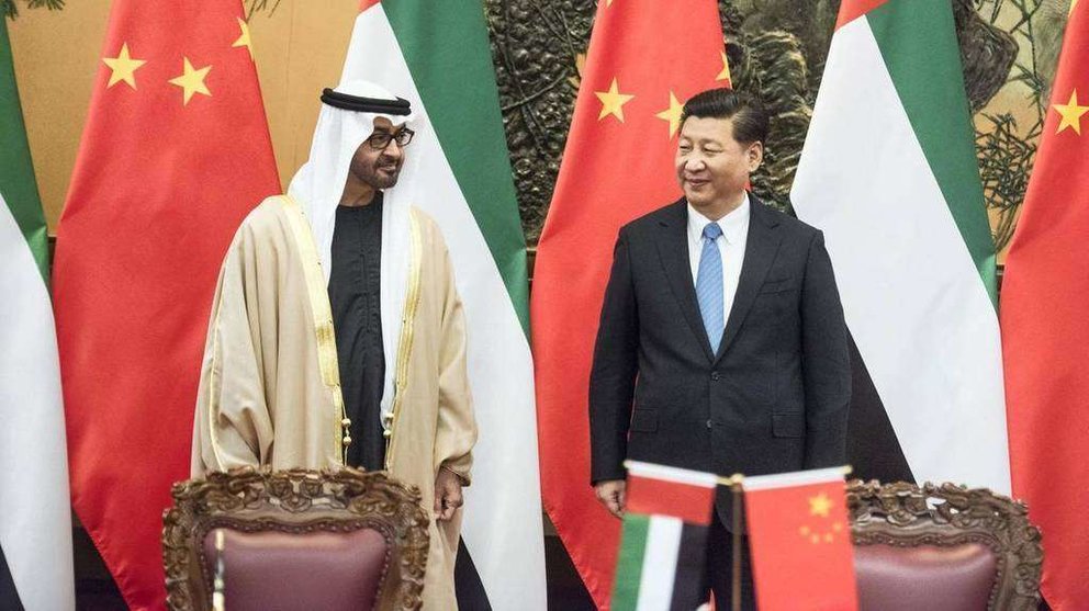 El entonces príncipe heredero de Abu Dhabi junto al presidente chino en una visita a Pekín en 2015. (WAM)