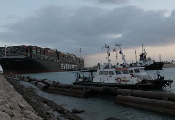 En la imagen de Reuters, el buque varado en el Canal de Suez.
