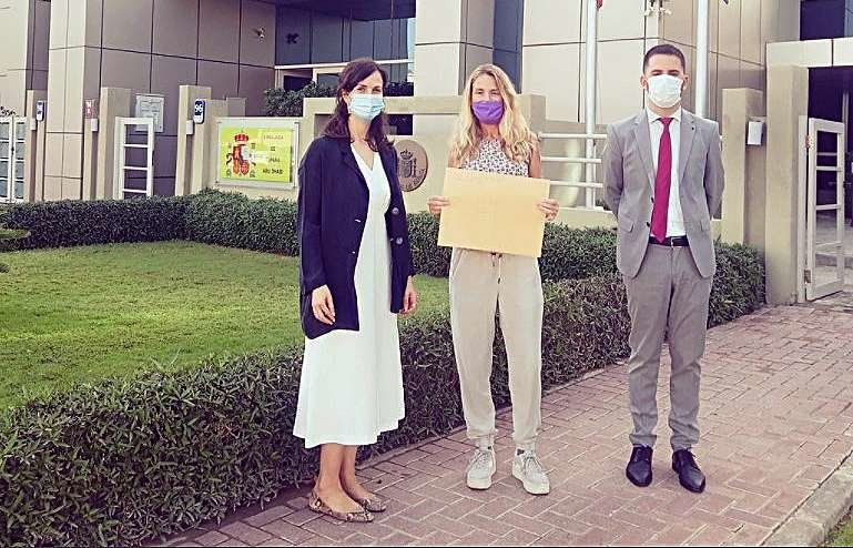 De izquierda a derecha, Carmen de Antonio, Genisa Oliete y Jaime Iglesias, en la puerta de la Embajada de España en Abu Dhabi. (@EmbEspEAU)