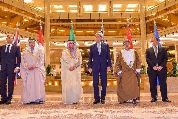 Kerry junto al ministro de Exteriores de EAU y de países del Golfo.