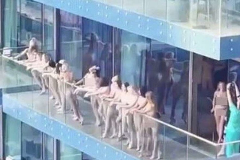 Captura de pantalla del vídeo divulgado por las redes sociales en el que aparecen numerosas mujeres desnudas en un balcón de Dubai.