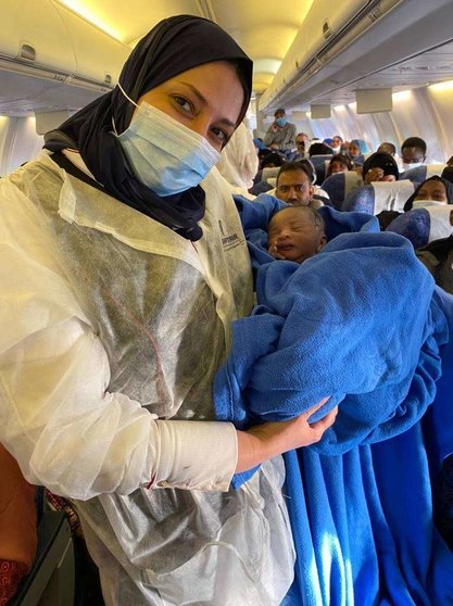 El recién nacido aún en el avión. (EgyptAir)